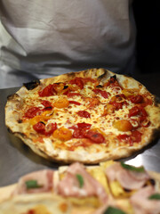 pizza artesanal de mozzarella y tomate recién salida del horno