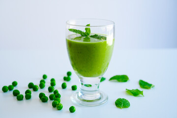 白背景のグリーンスムージー