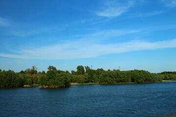 Obraz premium A body of water with trees around it
