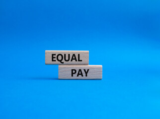 Obraz premium Equal Pay symbol. Wooden blocks with words Equal Pay. Beautiful blue background. Business and Equal Pay concept. Copy space.