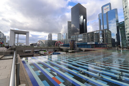 Le bassin Agam ou fontaine Agam au milieu des tours dans le quartier d'affaires La D&eacute;fense, ville de Courbevoie, d&eacute;partement des Hauts de Seine, France