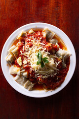 Comida de pizzería y roticería deliciosa y colorida: pizzas, empanadas, pollo al spiedo, canastitas, milanesa, tartas, papas fritas, carne, queso, lechuga, tomate, cebolla, verdeo, aceituna, huevo