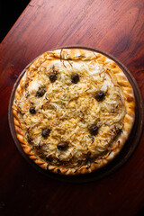 Comida de pizzería y roticería deliciosa y colorida: pizzas, empanadas, pollo al spiedo, canastitas, milanesa, tartas, papas fritas, carne, queso, lechuga, tomate, cebolla, verdeo, aceituna, huevo