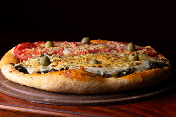 Comida de pizzería y roticería deliciosa y colorida: pizzas, empanadas, pollo al spiedo, canastitas, milanesa, tartas, papas fritas, carne, queso, lechuga, tomate, cebolla, verdeo, aceituna, huevo