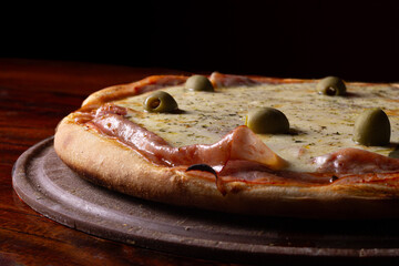 Comida de pizzería y roticería deliciosa y colorida: pizzas, empanadas, pollo al spiedo, canastitas, milanesa, tartas, papas fritas, carne, queso, lechuga, tomate, cebolla, verdeo, aceituna, huevo