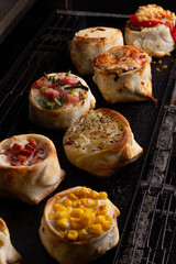 Comida de pizzería y roticería deliciosa y colorida: pizzas, empanadas, pollo al spiedo, canastitas, milanesa, tartas, papas fritas, carne, queso, lechuga, tomate, cebolla, verdeo, aceituna, huevo