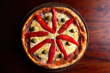 Comida de pizzería y roticería deliciosa y colorida: pizzas, empanadas, pollo al spiedo, canastitas, milanesa, tartas, papas fritas, carne, queso, lechuga, tomate, cebolla, verdeo, aceituna, huevo