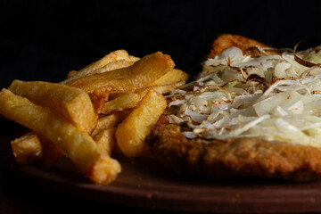 Comida de pizzería y roticería deliciosa y colorida: pizzas, empanadas, pollo al spiedo,...