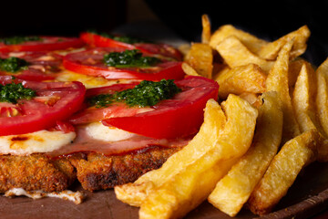 Comida de pizzería y roticería deliciosa y colorida: pizzas, empanadas, pollo al spiedo, canastitas, milanesa, tartas, papas fritas, carne, queso, lechuga, tomate, cebolla, verdeo, aceituna, huevo