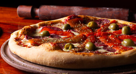 Comida de pizzería y roticería deliciosa y colorida: pizzas, empanadas, pollo al spiedo, canastitas, milanesa, tartas, papas fritas, carne, queso, lechuga, tomate, cebolla, verdeo, aceituna, huevo