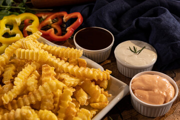 Batata tipo crinkle frita com molhos