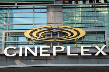Obraz premium Cineplex logo sign. Cineplex Inc. is a Canadian operator of movie theater and family entertainment centres. Toronto, Canada - April 30, 2024.