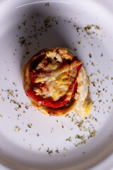 Comida de pizzería y roticería deliciosa y colorida: pizzas, empanadas, dark food, canastitas, milanesa, tartas, papas fritas, carne, queso, lechuga, tomate, cebolla, verdeo, aceituna, huevo