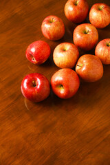 テーブルに置かれた林檎