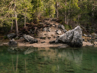 Wasserspiegelung mit Fels 