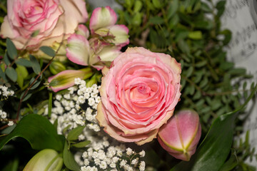 détail d'un bouquet de fleurs sur une belle rose