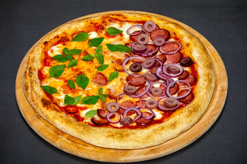 Traditional Brazilian pizza with 2 flavors, half margherita and half pepperoni