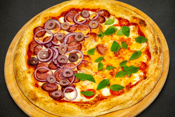 Traditional Brazilian pizza with 2 flavors, half margherita and half pepperoni