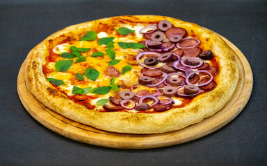 Traditional Brazilian pizza with 2 flavors, half margherita and half pepperoni