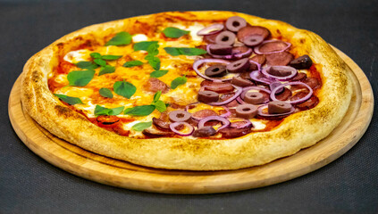 Traditional Brazilian pizza with 2 flavors, half margherita and half pepperoni