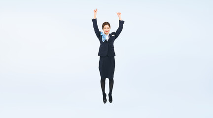 Obraz premium ジャンプする接客業の女性の全身写真（切り抜き背景透過PNGも販売しております。作成者リンクから「PNG」で検索してください）