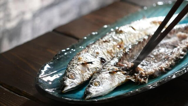 秋の味覚の秋刀魚。焼きたての焼き魚、サンマを食べる動画。