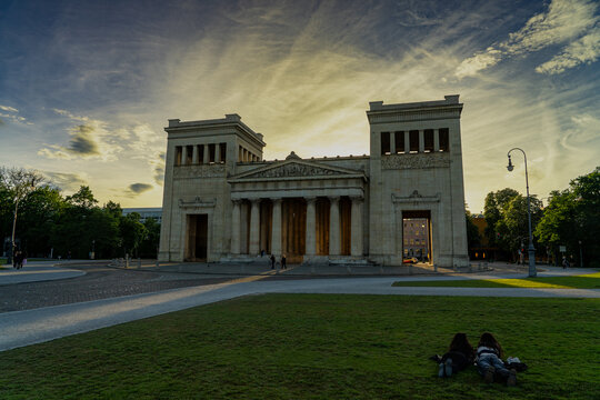 Ein entspannter Abend am M&uuml;nchener K&ouml;nigsplatz