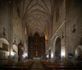 Fototapeta premium Vista panorámica del casco histórico de la ciudad española de Cáceres con vistas a los tejados de tejas marrones de edificios antiguos alrededor de la plaza principal en el soleado día de primavera