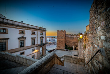 Vista panor&aacute;mica del casco hist&oacute;rico de la ciudad espa&ntilde;ola de C&aacute;ceres con vistas a los tejados de tejas marrones de edificios antiguos alrededor de la plaza principal en el soleado d&iacute;a de primavera