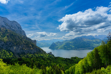 Traunsee im Salzkammergut in Oberösterreich vom Berg mit Blick auf den See und den Bergen