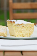 Stück Käsekuchen mit Puderzucker