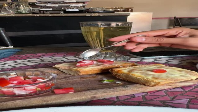 desayuno con chilaquitles, mollete dulce gratinado y bollo de pollo chipotle Tepoztlan Morelos, Mexico