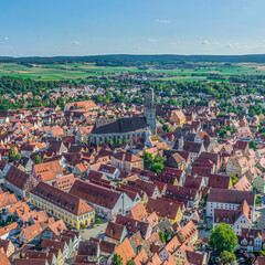 Blick auf die Altstadt von Nördlingen im Geopark Ries in Nordschwaben