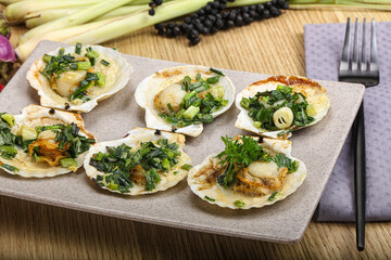 Grilled scallops with green onion