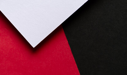 赤と白と黒の重なる画用紙の背景