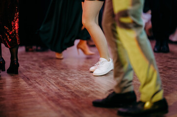 Nogi tańczących osób