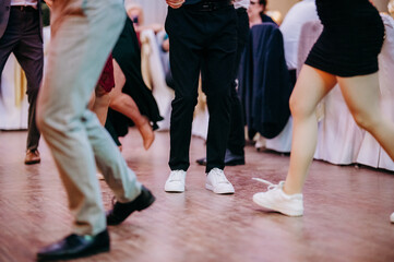 Nogi tańczących osób