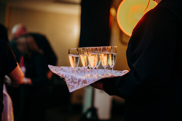 Kieliszki szampana na tacy
