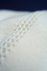 Tira de ganchillo en tejido de lana blanca