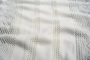 Tiras de ganchillo en tejido de lana blanca