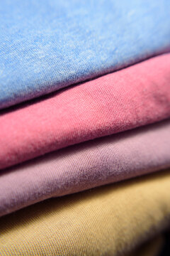 Camisetas de algodon de colores dobladas y apiladas
