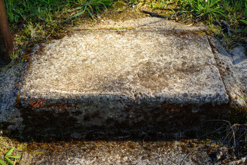 Escalón de piedra en parque