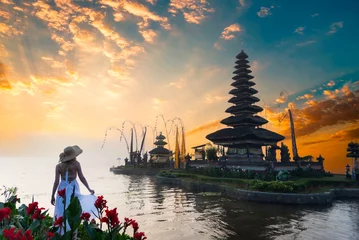 Fototapeten Bali Tourist visiting at Pura ulun danu bratan temple in Bali, Indonesia.  © tonjung