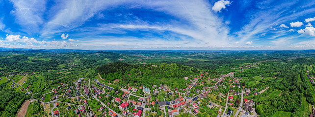 Lanckorona – wieś w Polsce, położona w województwie małopolskim, w powiecie wadowickim. Panorama z lotu ptaka.