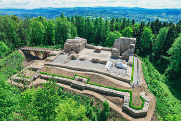 Ruiny zamku na Górze Lanckorońskiej w Małopolsce. 