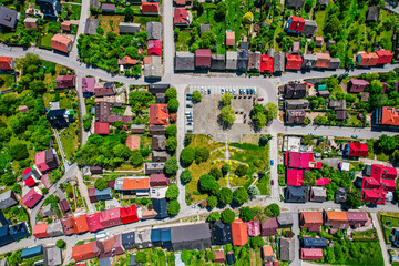 Lanckorona – wieś w Polsce, położona w województwie małopolskim, w powiecie wadowickim. Panorama z lotu ptaka. © Franciszek