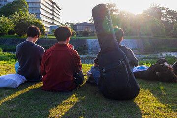 男性・バンド・川岸・夕方
