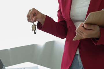 real estate agent Delivering sample homes to customers, mortgage loan contracts. Make a contract for hire purchase and sale of a house. and home insurance contracts, home mortgage loan concepts
