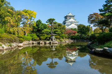 Naklejka premium Osaka's landmark Osaka Castle castle tower that shines in the blue sky