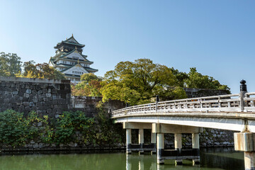 Naklejka premium Osaka's landmark Osaka Castle castle tower that shines in the blue sky